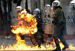 Афинские студенты «с огоньком» отметили годовщину массовых погромов