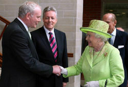 Королева Великобритании пожала руку бывшему ирландскому террористу