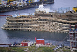 Пассажирам лайнера Costa Concordia вернут вещи из кают