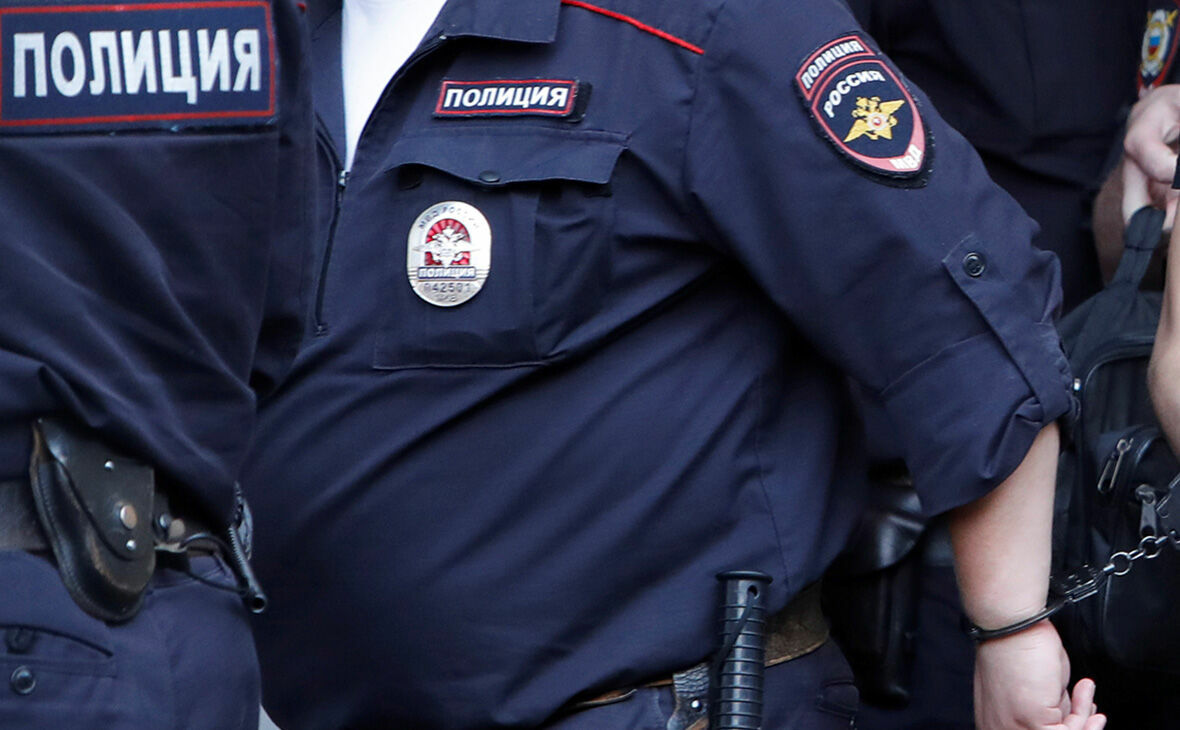 Петербургских полицейских задержали за пытки подростка