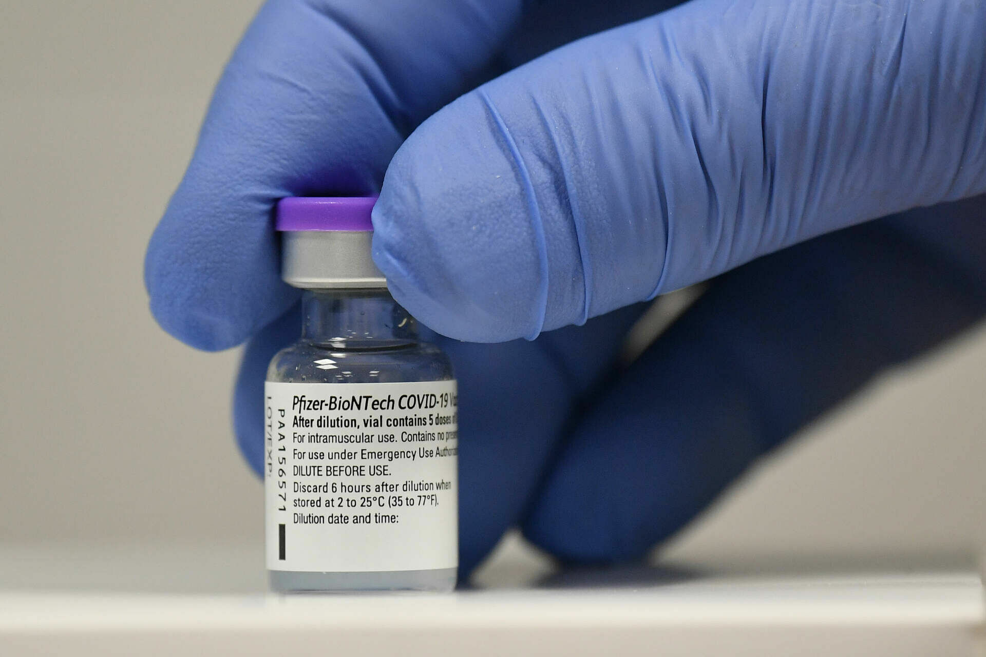 Вакцины Pfizer и Moderna не защитят от "Омикрона" уже через полгода после прививки