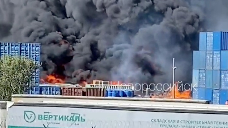 В Новороссийске загорелся грузовой терминал (ВИДЕО)