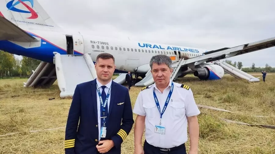 Командир Сергей Белов и второй пилот Эдуард Семенов