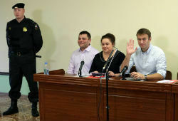 Навального и Офицерова осудили условно по делу «Кировлеса»