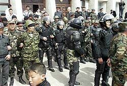Массовые беспорядки и аресты продолжаются в Киргизии
