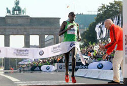 Кенийский бегун обновил мировой рекорд в марафоне