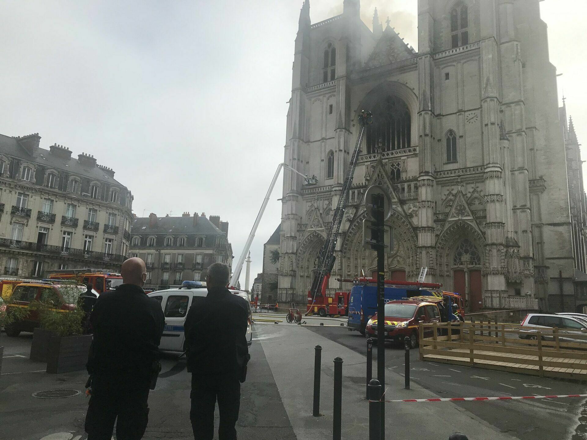 Во французском Нанте тушат сильный пожар в соборе святых Петра и Павла