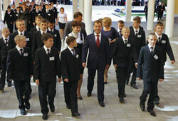 Медведев провел «урок мира» в президентском кадетском училище (ФОТО)