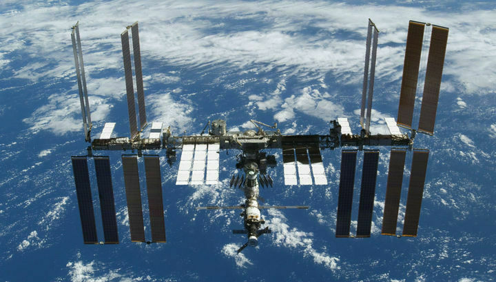 Роскосмос отправит на МКС двух космических туристов