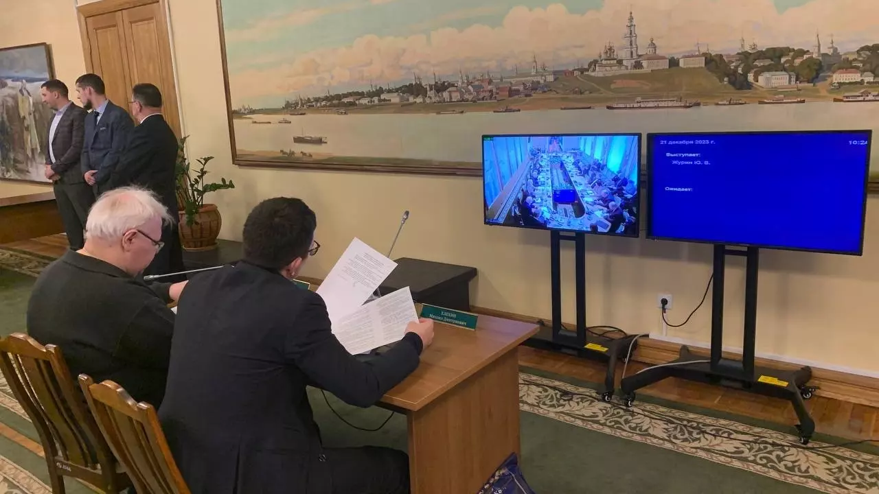 Независимых депутатов гордумы Николая Сорокина и Михаила Елохина не пустили в зал заседаний, выставив на входе ЧОП.