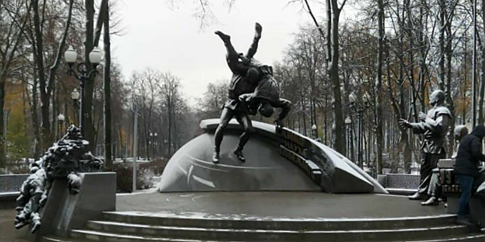 Памятник самбо в Москве.