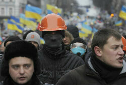 Администрацию президента Украины штурмуют на бульдозере - СМИ