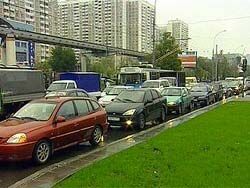 Мощный дождь парализовал дороги Москвы