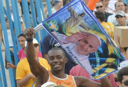 Папа Римский прибыл в Рио-де-Жанейро, полиция разгоняет обезьян и демонстрантов