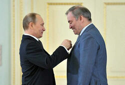 Путин впервые вручил медали «Герой труда РФ»