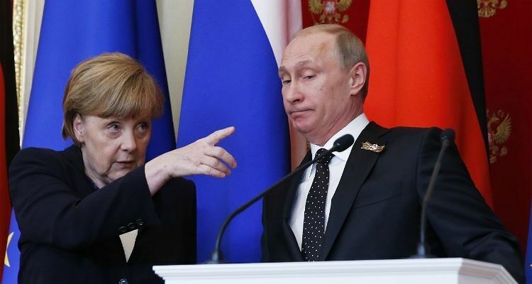 Меркель и Путин обсудили в телефонном разговоре ситуацию на Украине