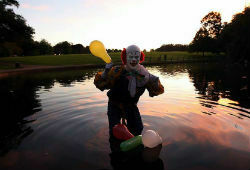 «Cтрашный клоун» выложил в сеть молчаливое видео в пруду