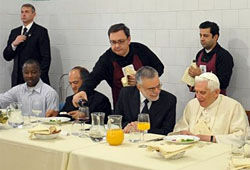 Папа Римский отобедал с нищими чем бог послал: лазанья, котлетки и вино