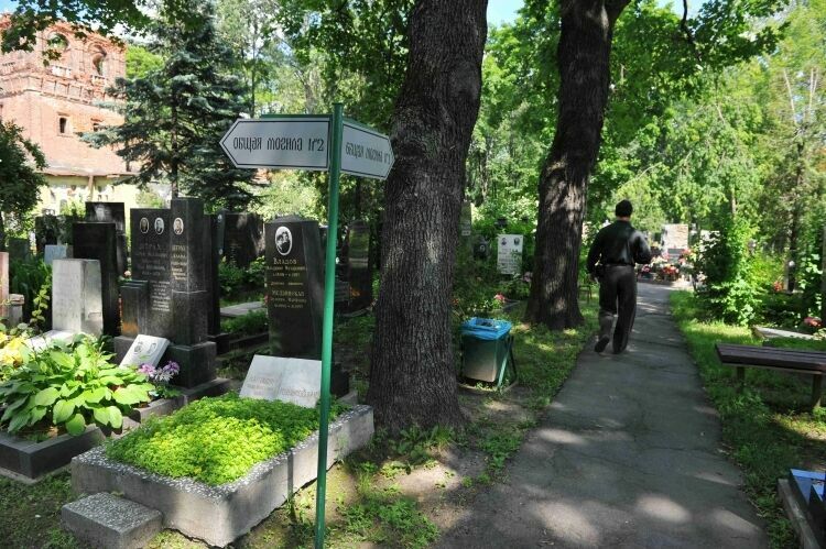 Власти проверят столичные кладбища и усилят их охрану