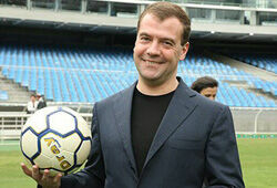 Медведев поговорил по телефону с президентом ФИФА