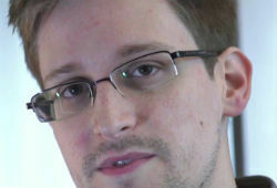 Сноуден остался в «Шереметьево» с русскими книгами и в новой одежде