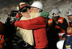 Чилийских шахтеров спасают в прямом эфире (ВИДЕО + ФОТО)