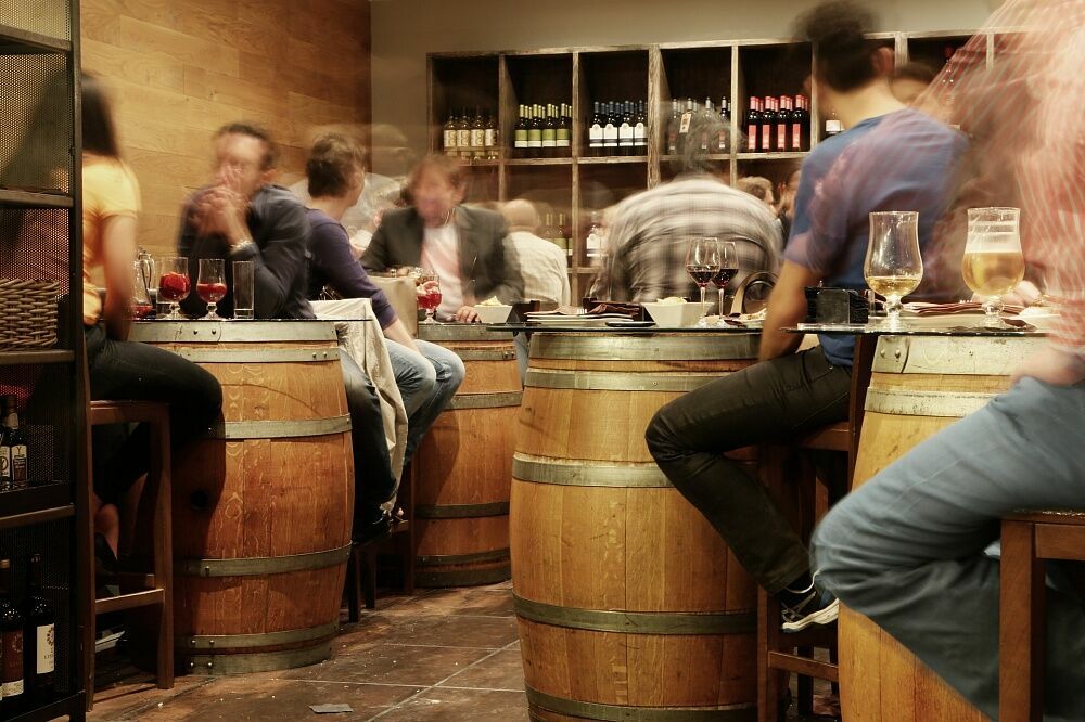 В Петербурге запретят торговлю алкоголем маленьким барам в жилых домах