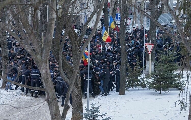 Полиция применила силу против участников акции протеста у здания парламента в Кишиневе