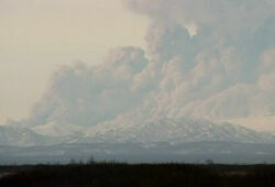 Вулкан Шивелуч выбросил за два часа три столба пепла на высоту от 7 до 10 км