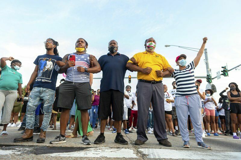 В Луизиане снова начались протесты после нового убийства афроамериканца полицейским