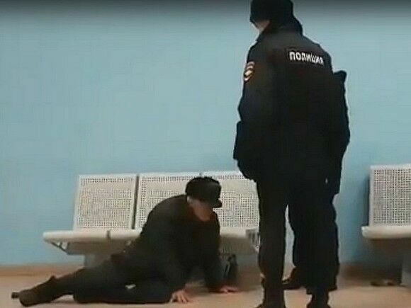 В Башкирии уволен полицейский, скинувший пенсионера со скамейки (ВИДЕО)