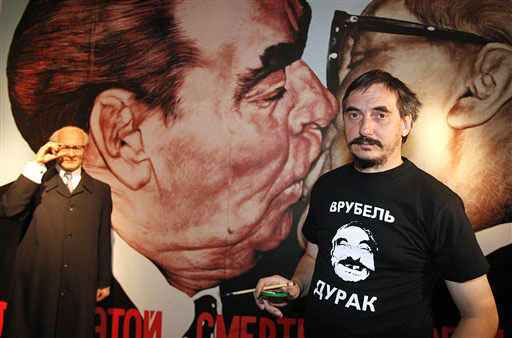 Берлинская стена: поцелуй через 20 лет и Брежнев в шоколаде