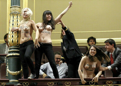 FEMEN устроили топлесс-протест в испанском Конгрессе