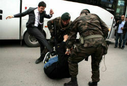 Помощник премьера Турции избил демонстранта на акции протеста