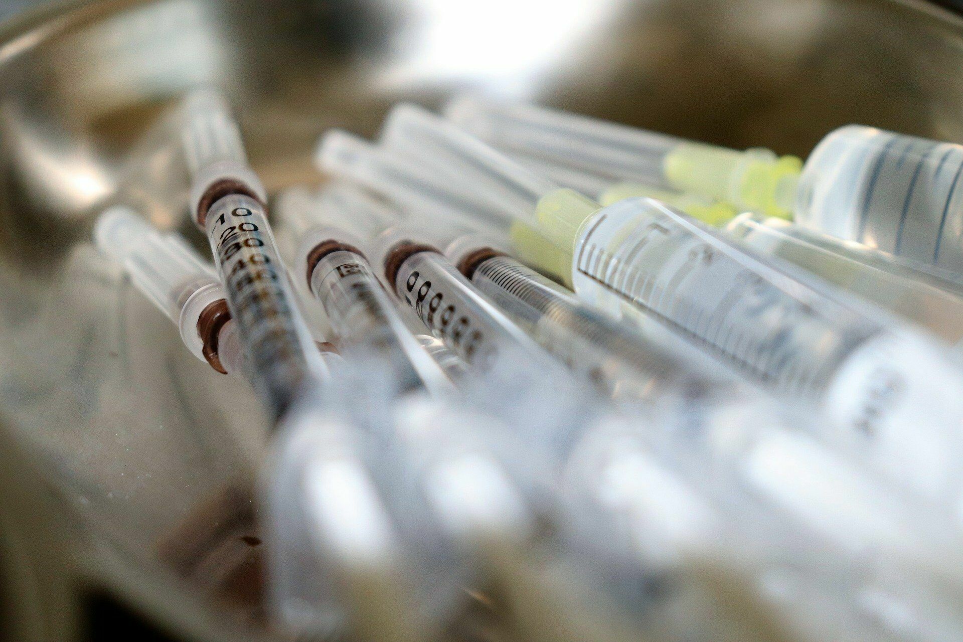 Российским добровольцам ввели первую вакцину от COVID-19