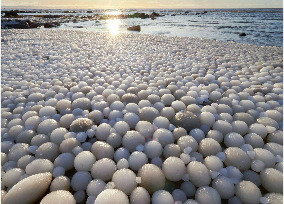 Тысячи "ледяных яиц" усеяли пляж в Финляндии в результате редких погодных условий