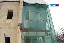 Жильцы разрушенного дома бомжуют, а чиновники все ищут деньги на ремонт