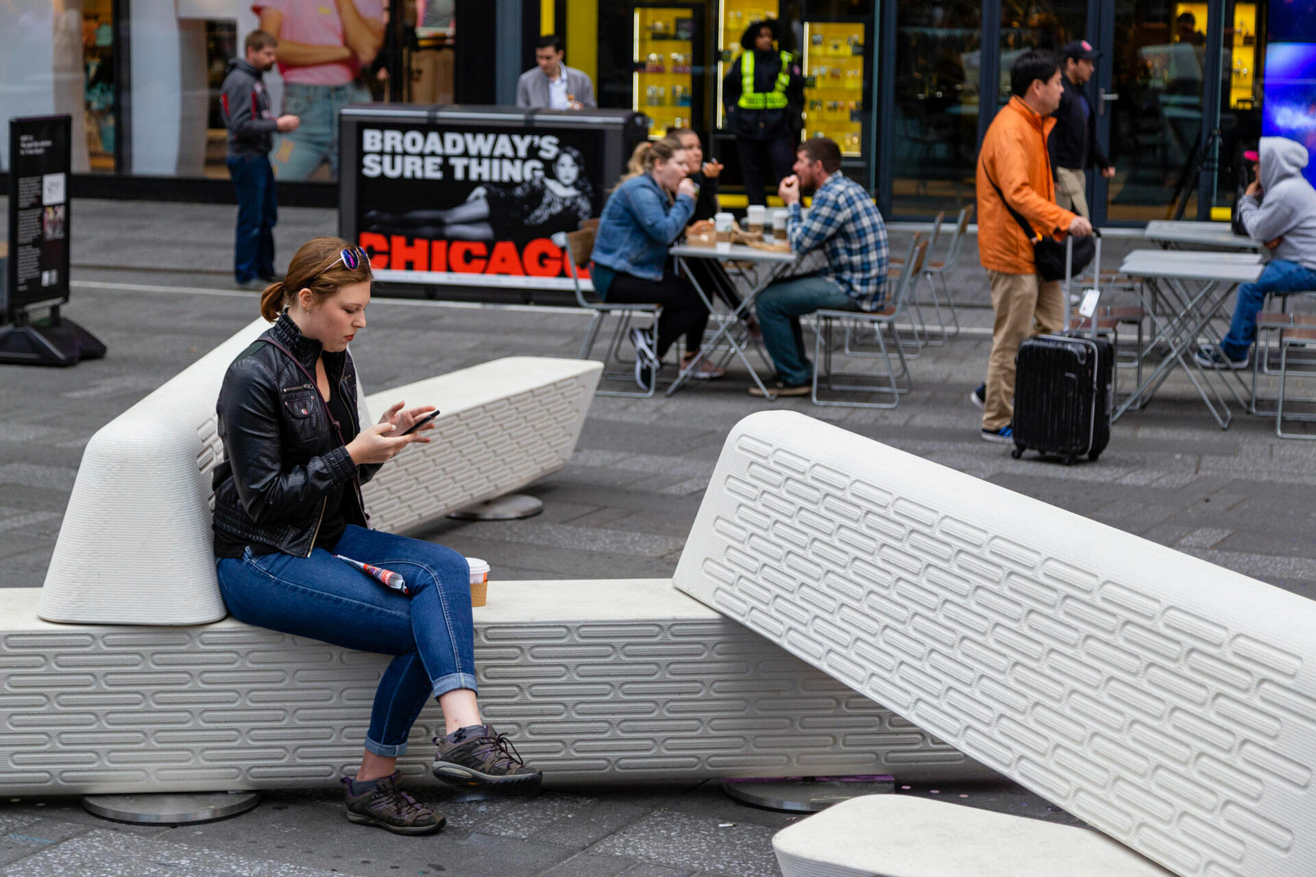 На улицах Нью-Йорка начали устанавливать антитеррористические скамейки