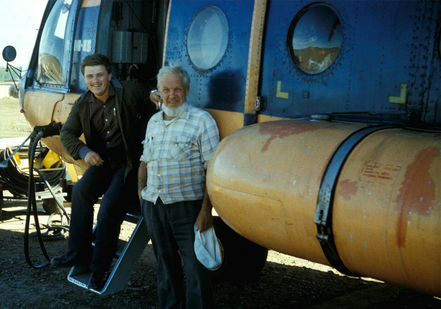 Автор (слева) и участник экспедиции Л.А.Кулика художник Н.И.Федоров у вертолета Ми-8 перед заброской в Тунгусскую тайгу (КСЭ-30, 1988 год)