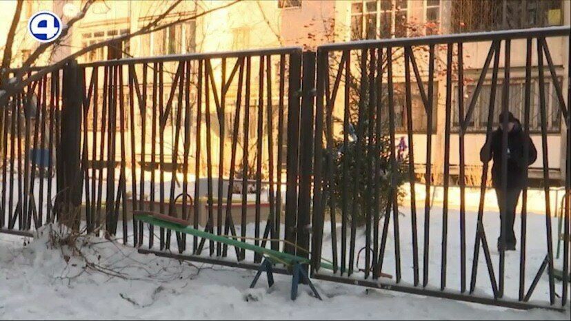 В Екатеринбурге построили забор через детские качели