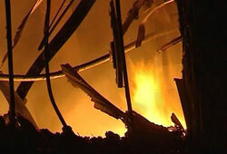 Сильный пожар бушевал ночью на вернисаже в Измайлово