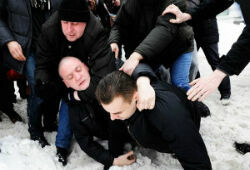 На панихиде по Долматову Удальцова побили активисты «Другой России»