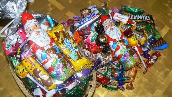 Сиротам в Иркутске подарили конфеты с червями