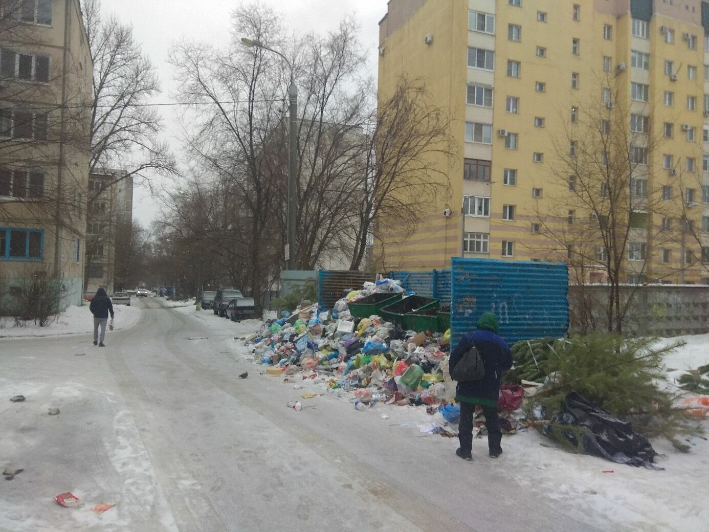 В Волгограде оштрафовали активистов, сваливших мусор у офиса коммунальщиков