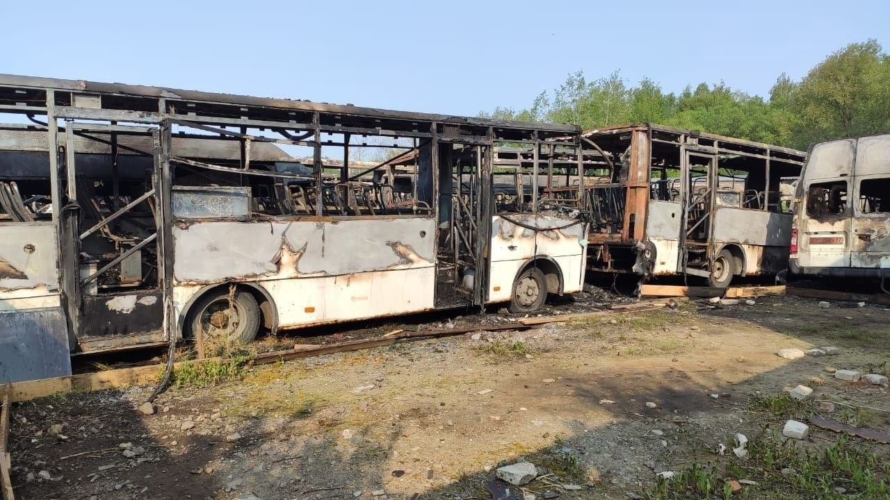 Более 30 автомобилей и автобусов сгорели при пожаре на стоянке в Ногинске (ВИДЕО)