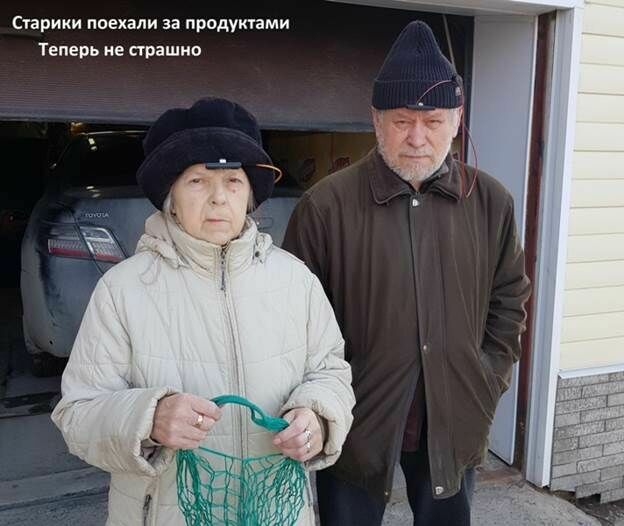 пенсионер из Томска Константин Шелевой с супругой и прибором ВАМ