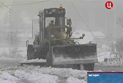 Коммунальщики Магадана спешат убрать мокрый снег до наступления морозов