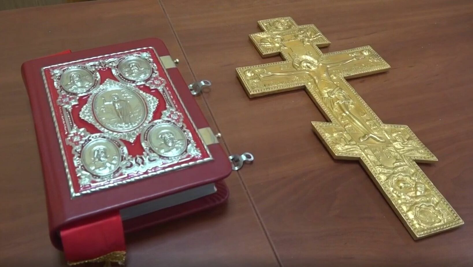 В Санкт-Петербурге задержали укравшего крест и Евангелие из храма