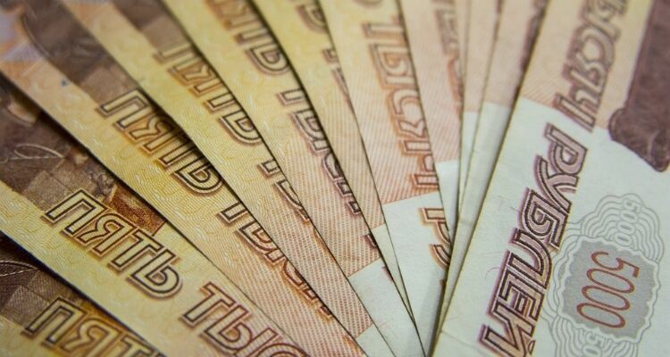 В Магнитогорске неизвестный меценат разбросал по улицам конверты с деньгами