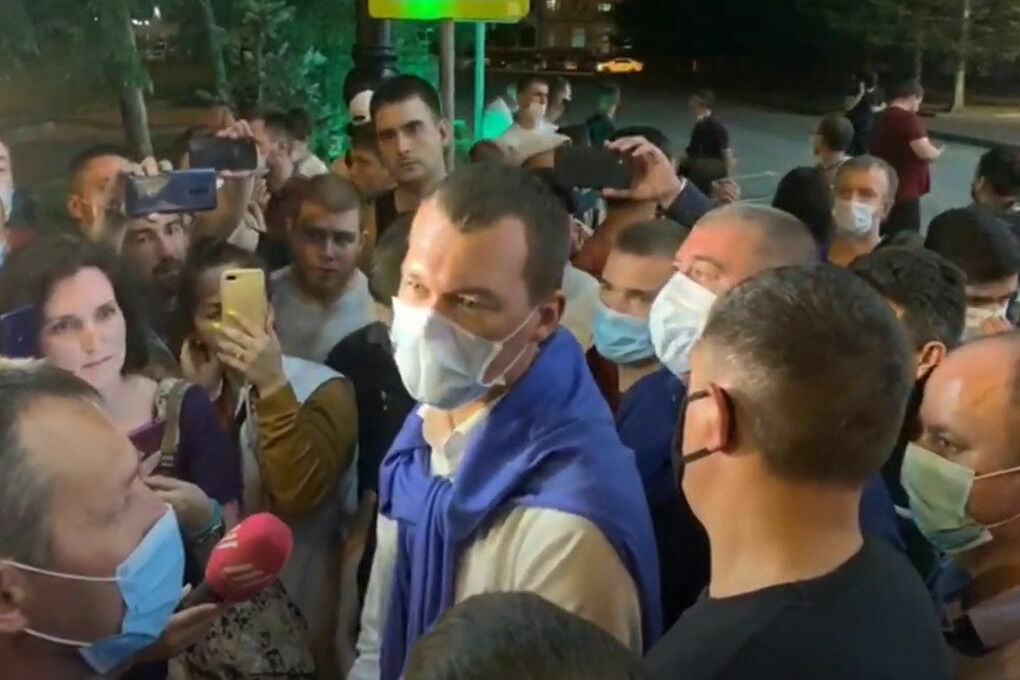 Михаил Дегтярев впервые вышел на площадь к митингующим жителями Хабаровска